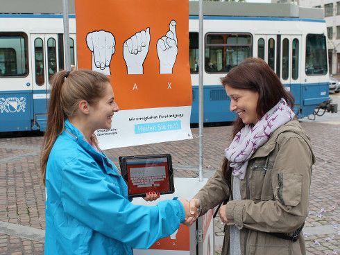 Ein Tablet hilft, Spenden zu sammeln